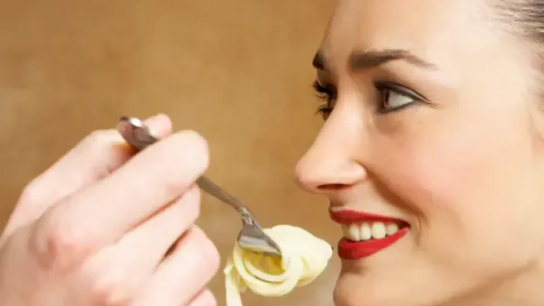 Männer, die ihre Frauen mästen: der Feeding Fetisch