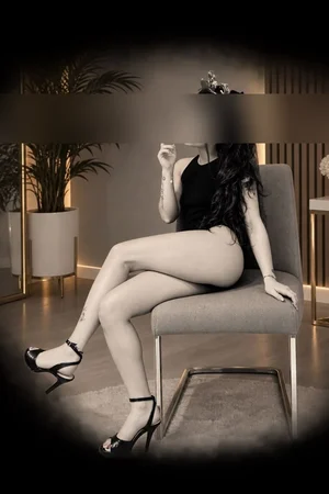 Aphrodite Noir, 27 aus Pasing