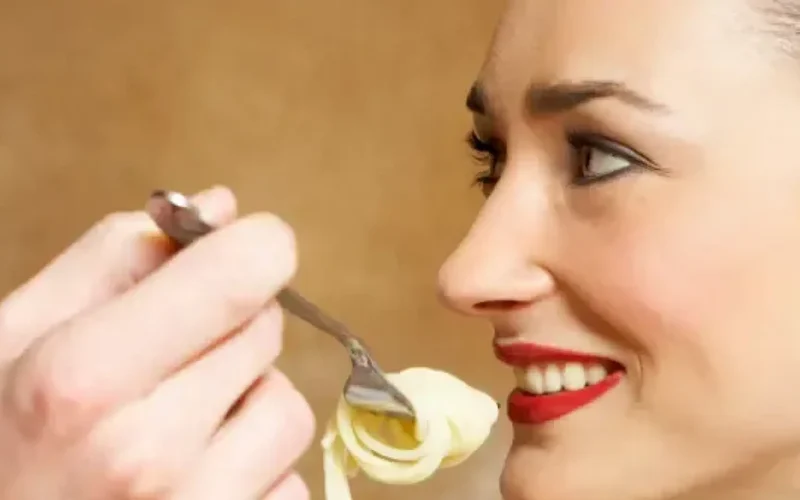 Männer, die ihre Frauen mästen: der Feeding Fetisch