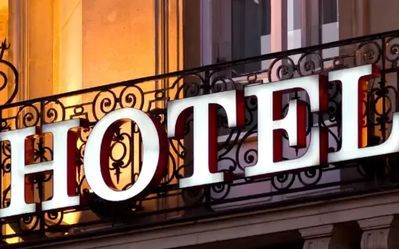 Check-in to the escort date: How the hotel booking works