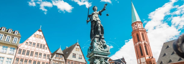 Escort auf einem Platz in der Altstadt von Frankfurt
