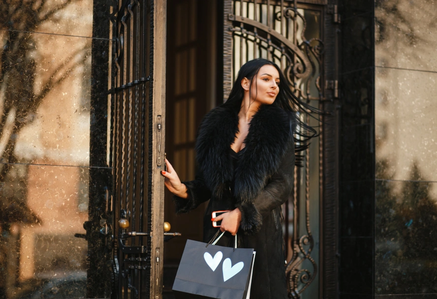 High Class Escort in Mantel mit Einkaufstasche