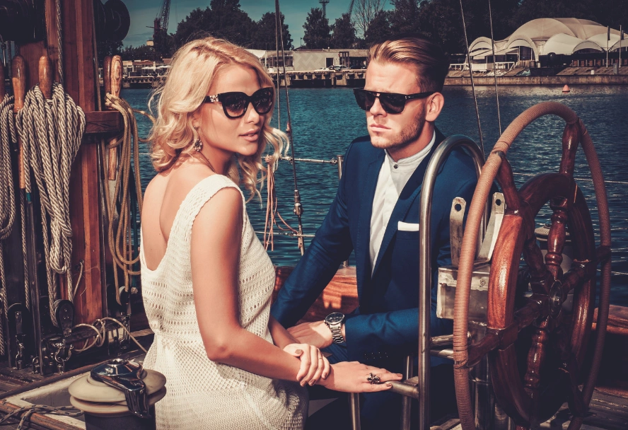 High Class Escort mit Mann auf einer Yacht