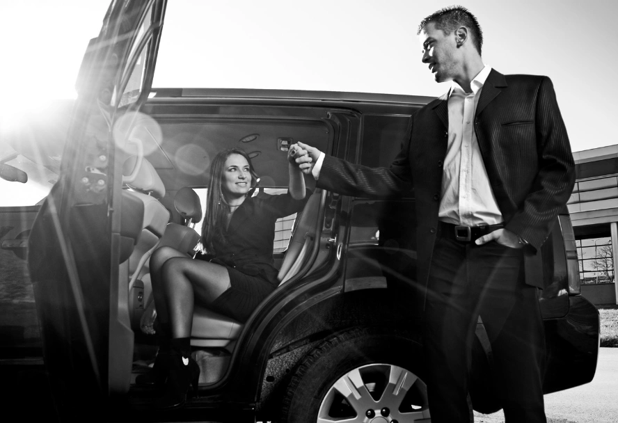Gentleman hilft High Class Escort aus dem Auto