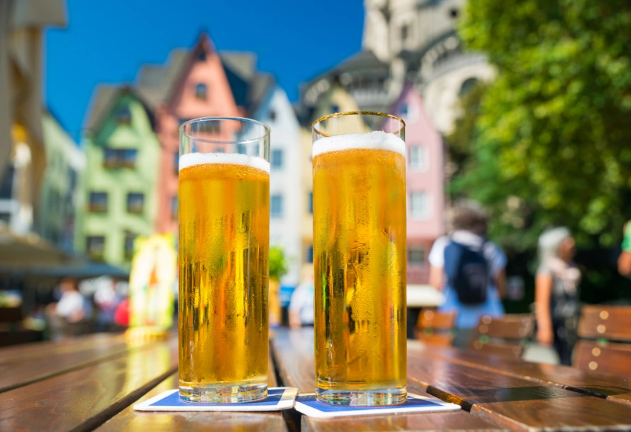Zwei Kölsch auf einem Tisch im Biergarten