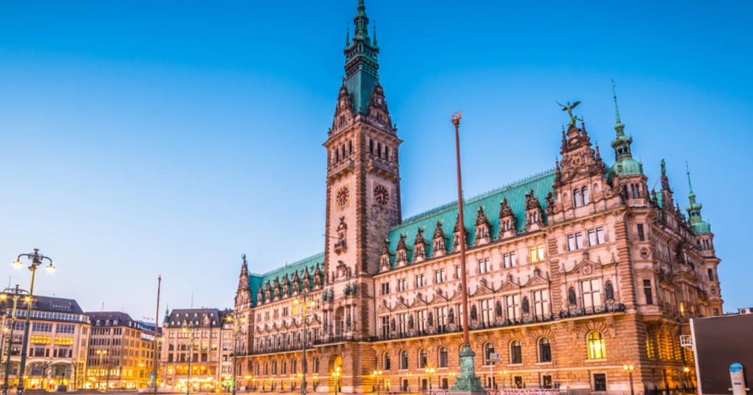 Business Escort Hamburg: Professionelle Begleitung für Meetings, Events & anspruchsvolle Geschäftsanlässe