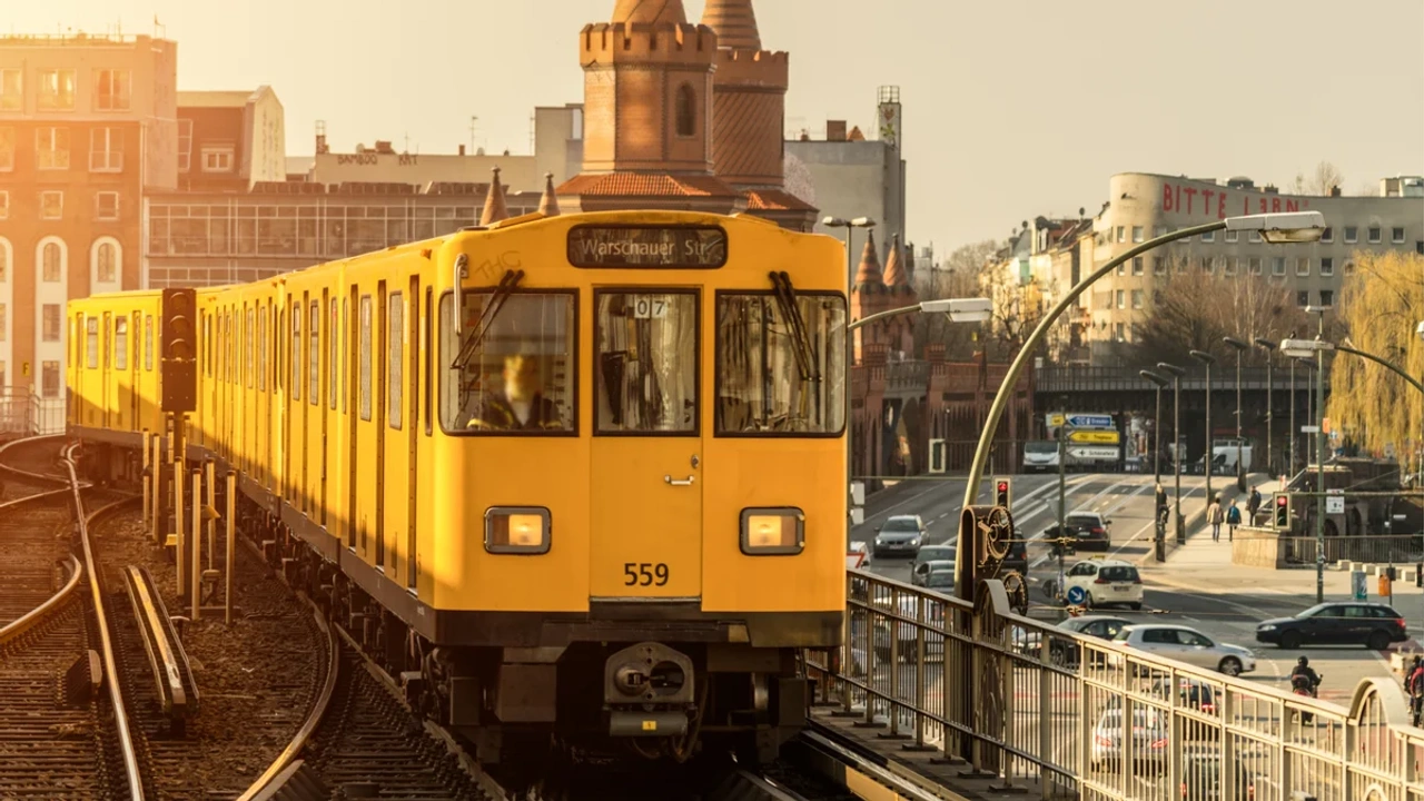 Strassenbahn in Berlin mit einer Escort