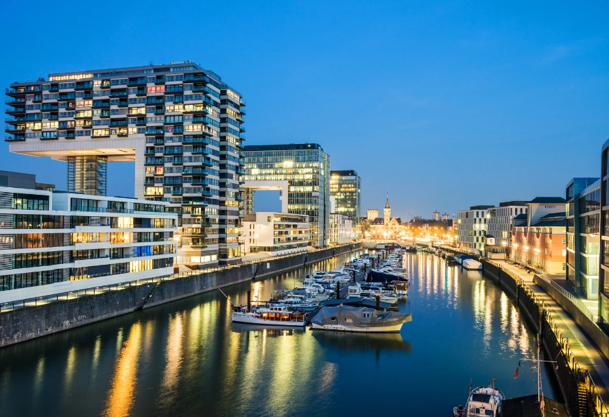 Designerhäuser am Rheinufer in Köln