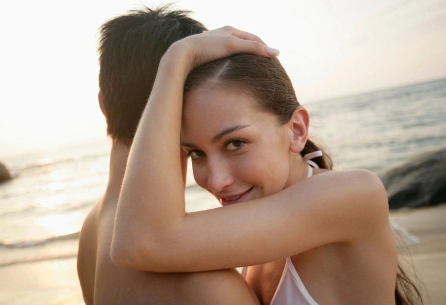 Escort Dame aus Hamburg am Strand